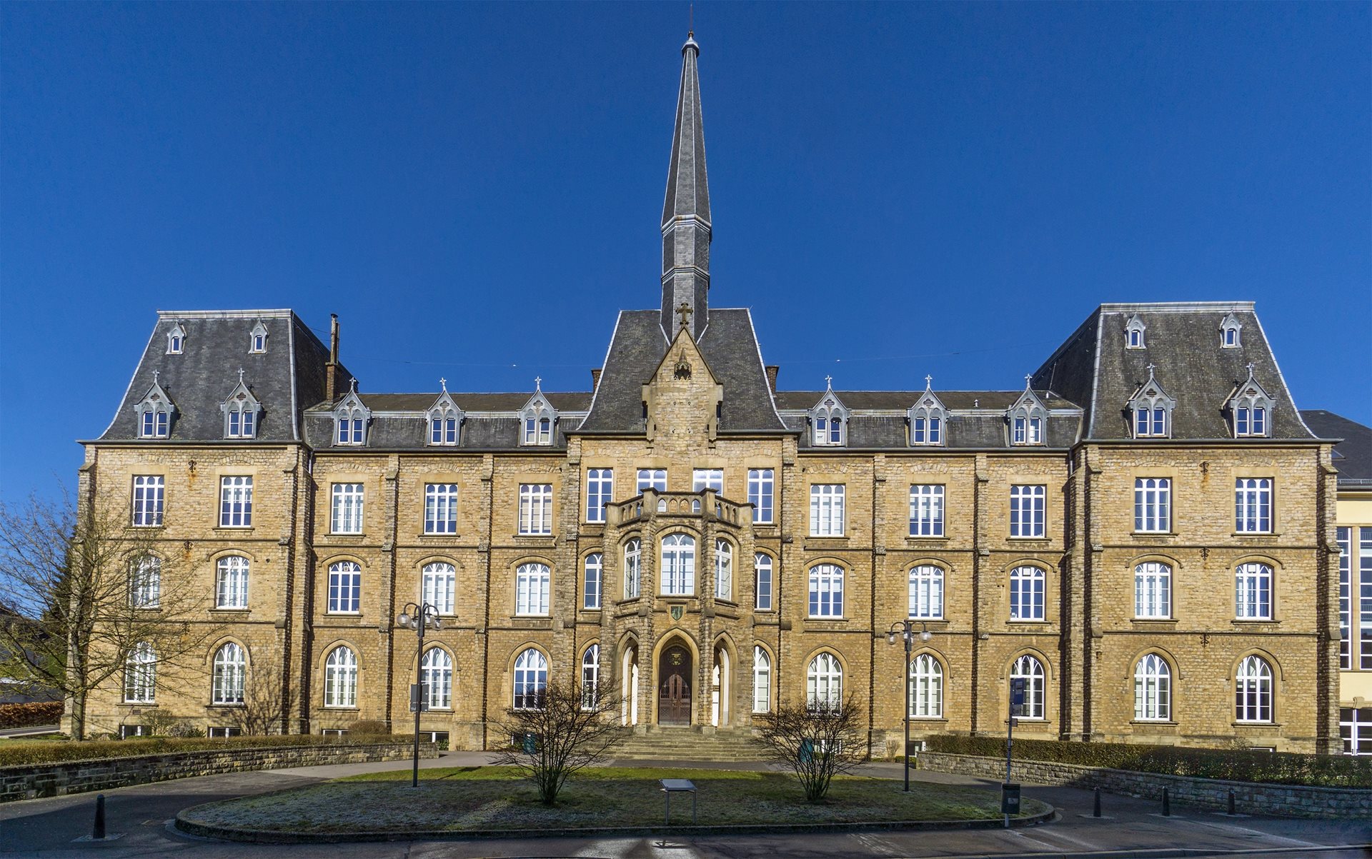 LYCÉE DES ARTS ET MÉTIERS À Luxembourg